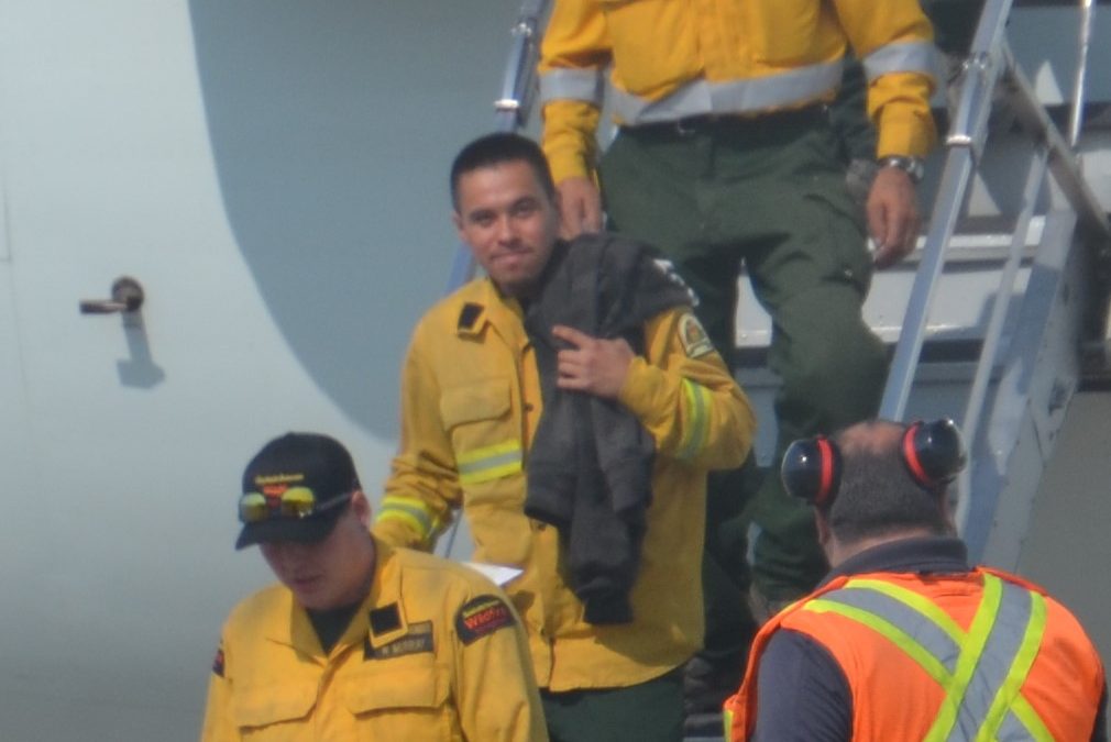 Sask firefighters return home after two weeks battling blazes in B.C.